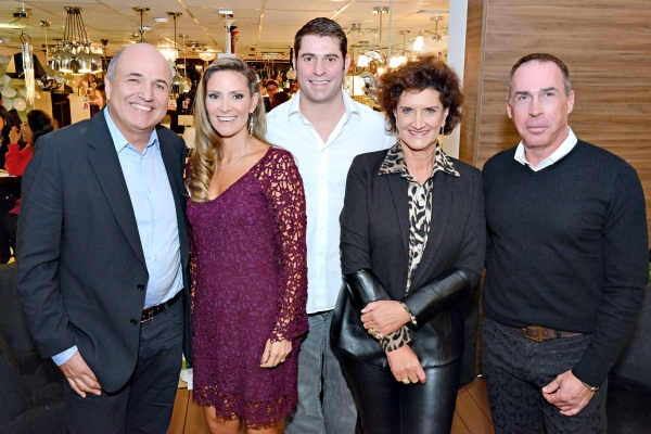 Os arquitetos Jayme Bernardo e Ivan Wodzinsky (nas pontas) e a diretora da Casa Cor Paraná, Marina Nessi (à dir.), debateram ao lado de outros convidados o perfil do novo consumidor do mercado imobiliário na loja Irmãos Abage Barigui, a convite de Alessandra Abage Gomes e Jorge Abage Filho (com eles na foto). A mesa redonda foi mediada pelo jornalista Roberto Couto, da Gazeta do Povo | Gerson Lima