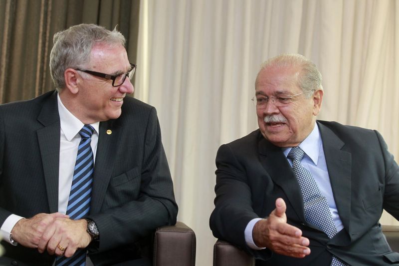 Edson Campagnolo, presidente da Fiep, ouve o ministro dos Transportes, César Borges | Divulgação/Fiep