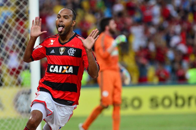 Alecsandro lembrou o pai Lela na comemoração de um dos gols do Flamengo | Marcelo Moreira / Futura Press / Folhapress