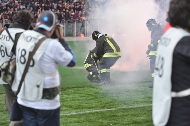 Torcida do Napoli atirou sinalizadores no gramado, o que atrasou o início do duelo em 45 minutos |
