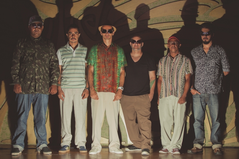 Gilmar Bola 8 (tambor), Pupillo (bateria), Lúcio Maia (guitarra), Dengue (baixo), Toca Ogan (percussão) e Jorge Du Peixe (voz): experiências com outros projetos influenciaram novo disco | Vitor Salerno/Divulgação