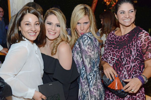 A arquiteta Fernanda Rocha Loures Jung atacou de beijinho no ombro ao lado de suas colegas Cristiane Maciel (de branco), Eliana Cunha (de preto) e Carla Kiss na festa de lançamento do Anuário Casa Place, no Ses Salines | Gerson Lima