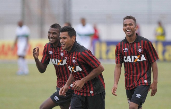 Jogadores do Atlético comemoram segundo gol contra o Coritiba | 