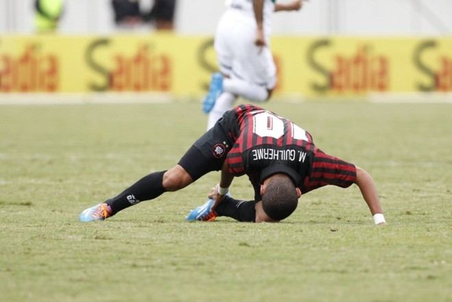 Marcos Guilherme sente lesão no gramado no Willie Davids | 