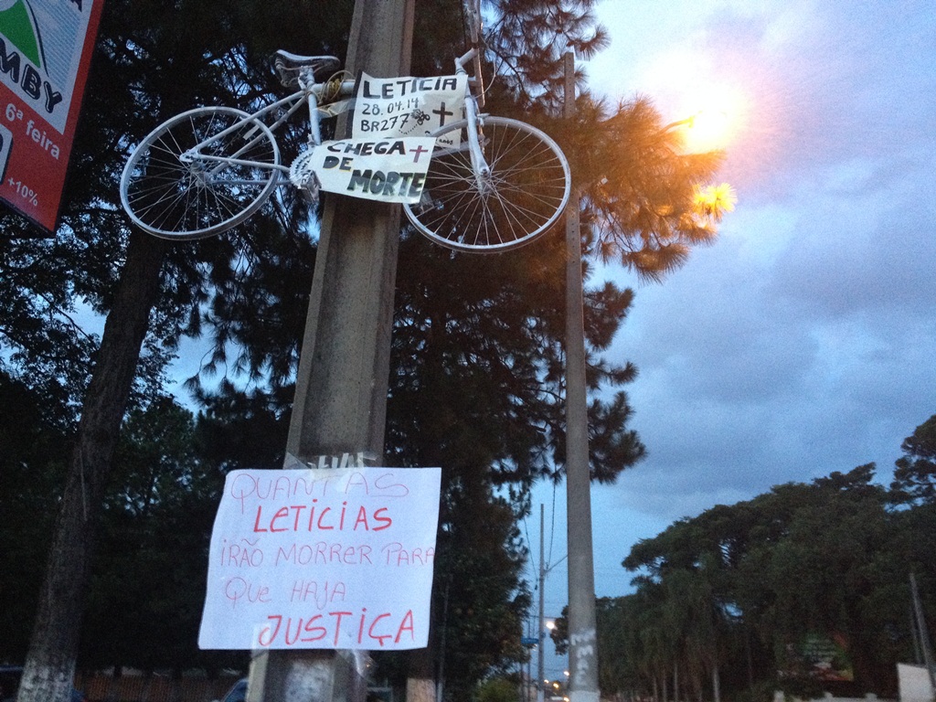 Bicicleta afixada em poste homenageia a ciclista atropelada | Felippe Aníbal/ Gazeta do Povo