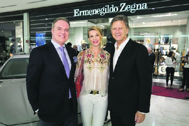 Marcus Contin, Cristina Pirv e o arquiteto Rodolfo Doubek Filho em noite exclusiva no Pátio Batel em que Ermenegildo Zegna lançava sua linha inverno e a Maserati apresentava seu novo automóvel Ghibli |