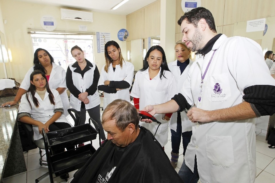 Franquias são boas oportunidades de negócios em 14 cidades do Paraná Unidade do Instituto Embelleze, em Curitiba: marca aposta na expansão das lojas no Paraná | Antônio More/ Gazeta do Povo