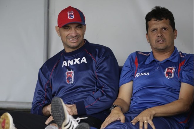 O técnico Claudinei Oliveira ao lado do goleiro Marcos | Felipe Rosa / Tribuna