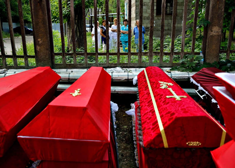 Caixões são preparados para funeral de insurgentes que morreram após intenso confronto com forças do governo ucraniano | Yannis Behrakis/Reuters