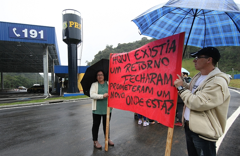 Moradores protestaram contra fechamento de retornos na região de novo posto da PRF, em Alto da Serra, município de Tijucas do Sul | Aniele Nascimento / Agência de Notícias Gazeta do Povo