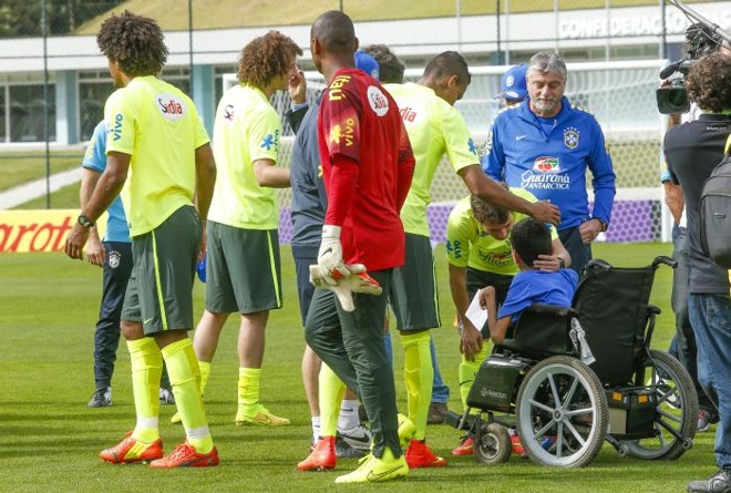 Jogadores da seleção conversam com o menino Leonardo Marques Tomé antes do treino |