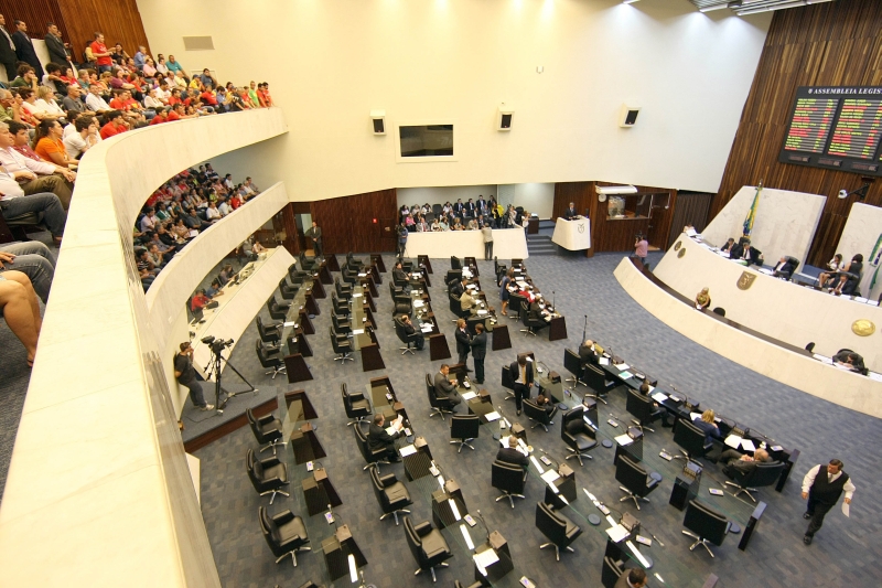 Plenário do Legislativo: número seria maior, se não houvesse limite para oferecer títulos de cidadania | Ivonaldo Alexandre/ Gazeta do Povo