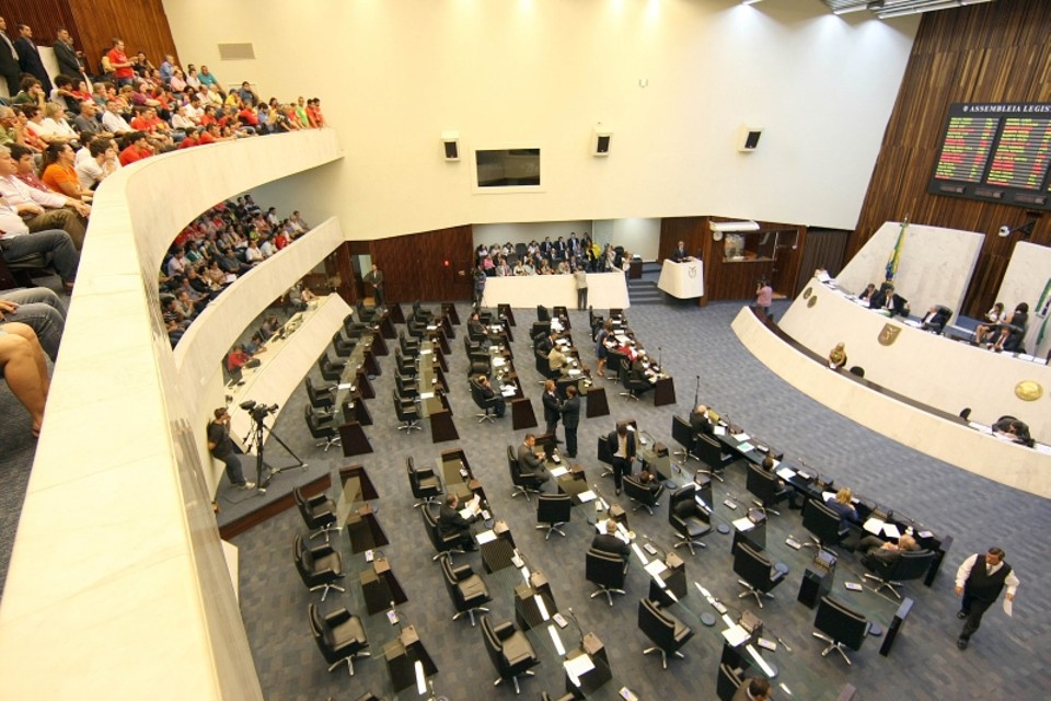 Projetos irrelevantes chegam a 39% Plenário do Legislativo: número seria maior, se não houvesse limite para oferecer títulos de cidadania | Ivonaldo Alexandre/ Gazeta do Povo