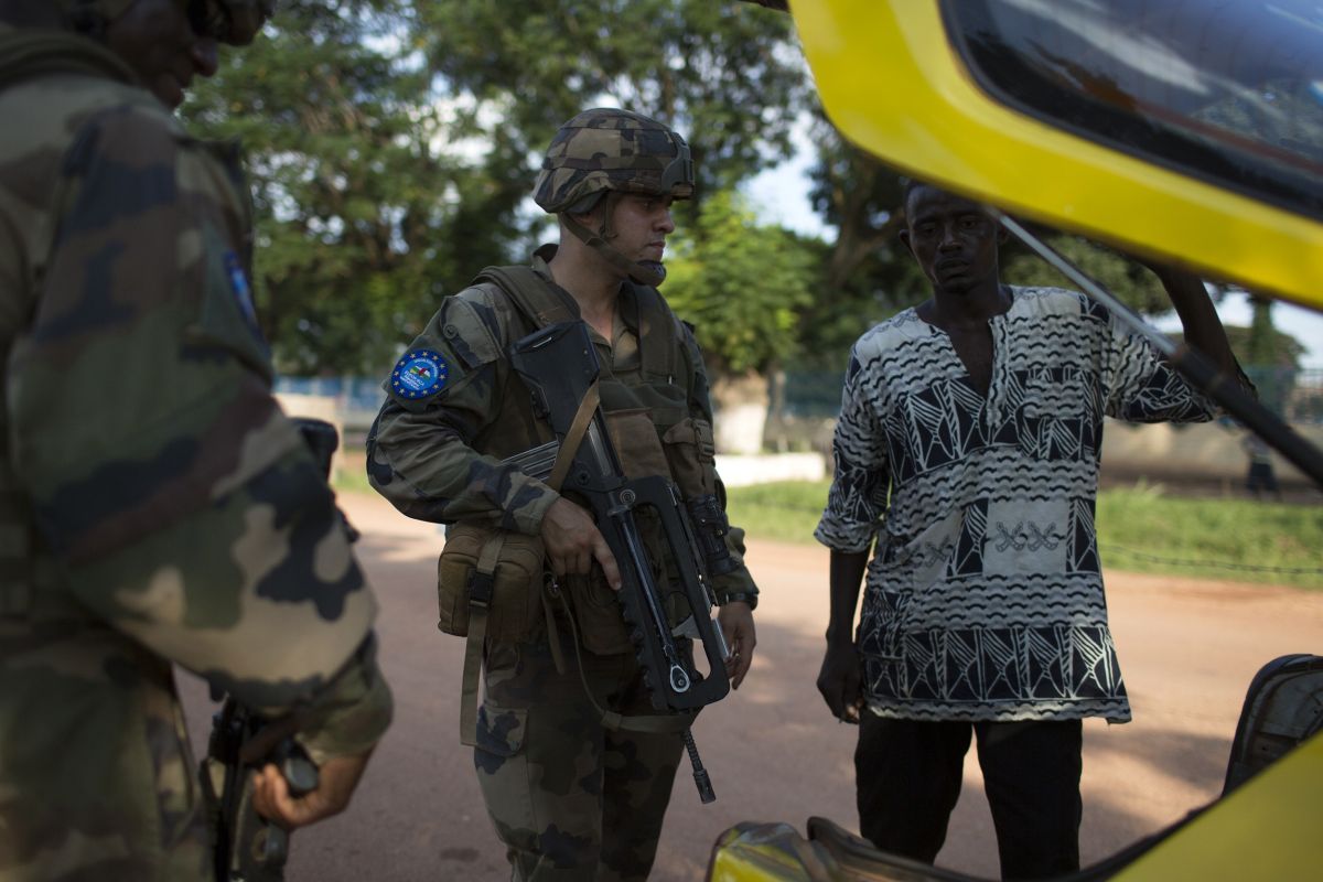 Soldado francês faz operação de segurança no país. O governo interino, empossado em janeiro e auxiliado por milhares de tropas pacificadoras francesas, europeias e africanas, não consegue deter a violência | REUTERS / Siegfried Modola