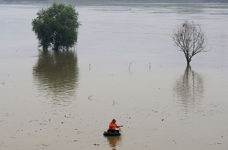 Homem pesca em rio em área inundada de Changsha, província de Hunan | REUTERS / China Daily