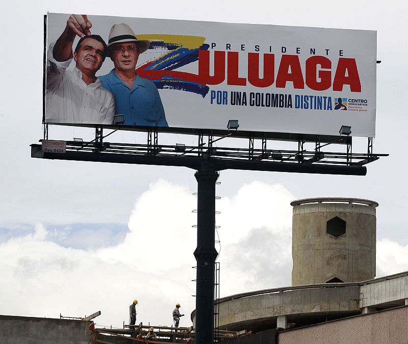 Outdoor da campanha do candidato presidencial de Óscar Ivan Zuluaga, em Bogotá | REUTERS / Jose Miguel Gomez