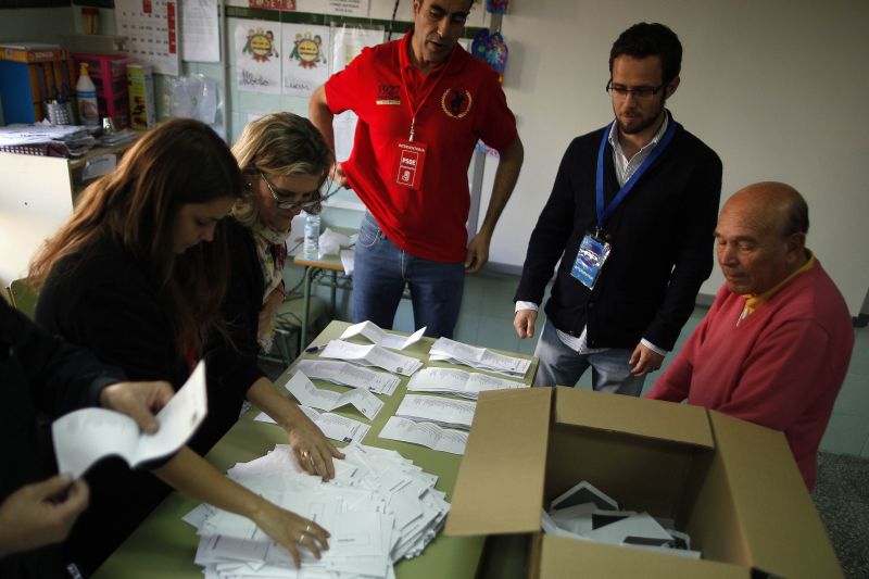 Contagem dos votos na cidade de Ronda, sul da Espanha | REUTERS/Jon Nazca