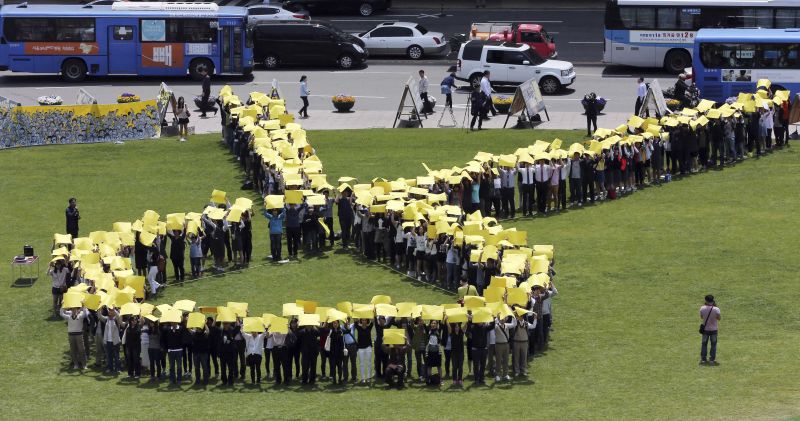 Homenagens às vítimas do naufrágio na Coreia do Sul | REUTERS/Park Dong-ju/Yonhap