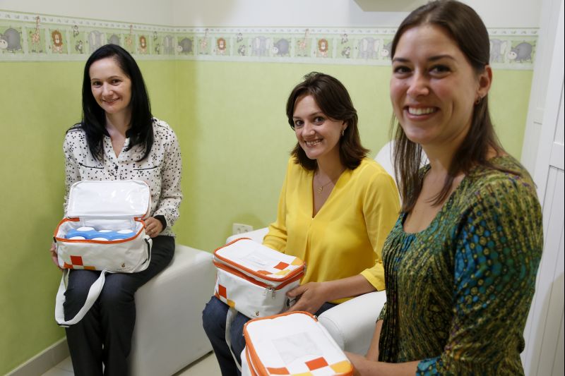 Nagila, Maria Angélica e Luiza usam a sala para esgotar o leite e levar para os filhos | Henry Milleo/ Gazeta do Povo