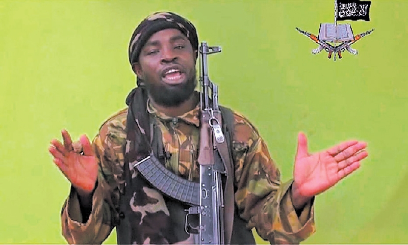 Um homem que alguns acreditam ser o líder do Boko Haram, Abubakar Shekau | Vídeo dos Militantes, via Associated Press