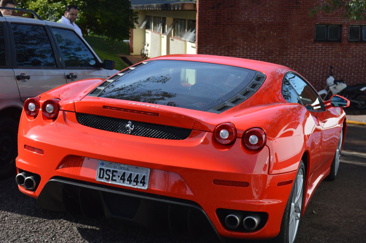 A informação de que o ex-presidente já foi dono da Ferrari vermelha consta na declaração de bens apresentado por Collor à Justiça Eleitoral em 2010 quando disputou sem sucesso o governo de Alagoas | Luiz Carlos da Cruz/Gazeta do Povo