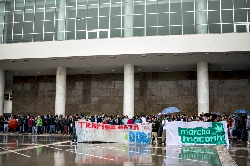 Durante o caminho e em frente do Palácio Iguaçu, alguns fumaram a substância | Henry Milléo / Gazeta do Povo