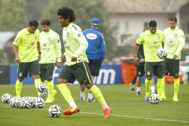 Dante carrega bola no aquecimento | 