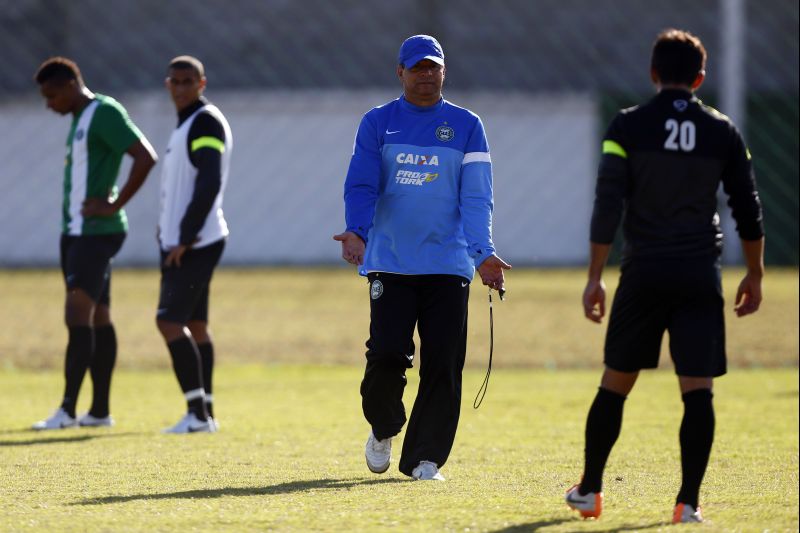 Celso Roth vai repetir o time titular do Coritiba | Felipe Rosa / Tribuna