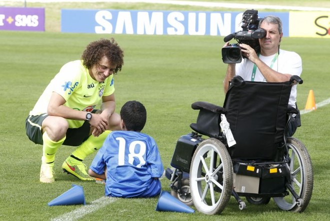 David Luiz brinca com Leonardo após o treinamento. | 