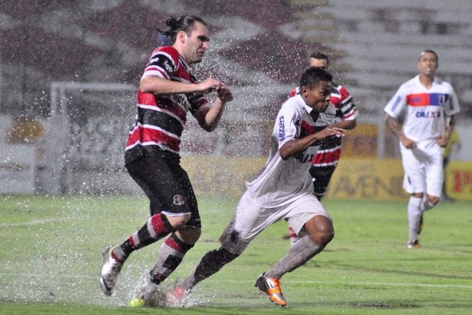 Condição ruim do gramado atrapalhou jogadores de Paraná e Santa Cruz | Anderson Stevens / Futura Press / Folhapress