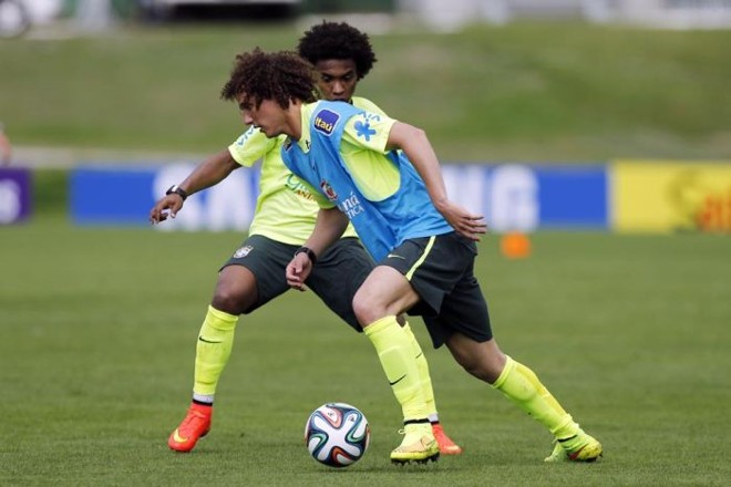 Zagueiro David Luiz retornou ao trabalho com bola nesta quinta-feira | 