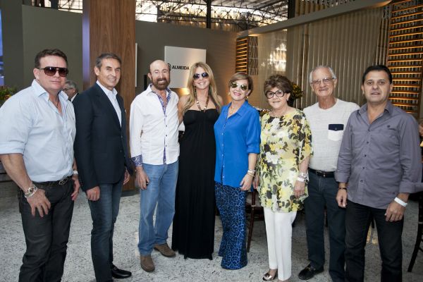 O CEO do Grupo Almeida Júnior, Jaimes Almeida Júnior (de paletó), recepcionou no último sábado alguns curitibanos para a feijoada de apresentação da expansão do Balneário Camboriú Shopping. O médico Eliseu Portugal (à esq.), os empresários Neuza e Carlos Madalosso, Solange Elias e Virgílio Moreira Filho (à dir.) e o casal Norma e Marins Camargo prestigiaram o evento | Marcos Campos