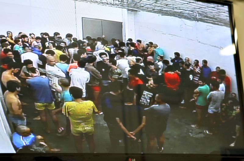 Após rebelião e fuga, presos da delegacia de Colombo foram transferidos ontem | Aniele Nascimento/ Gazeta do Povo