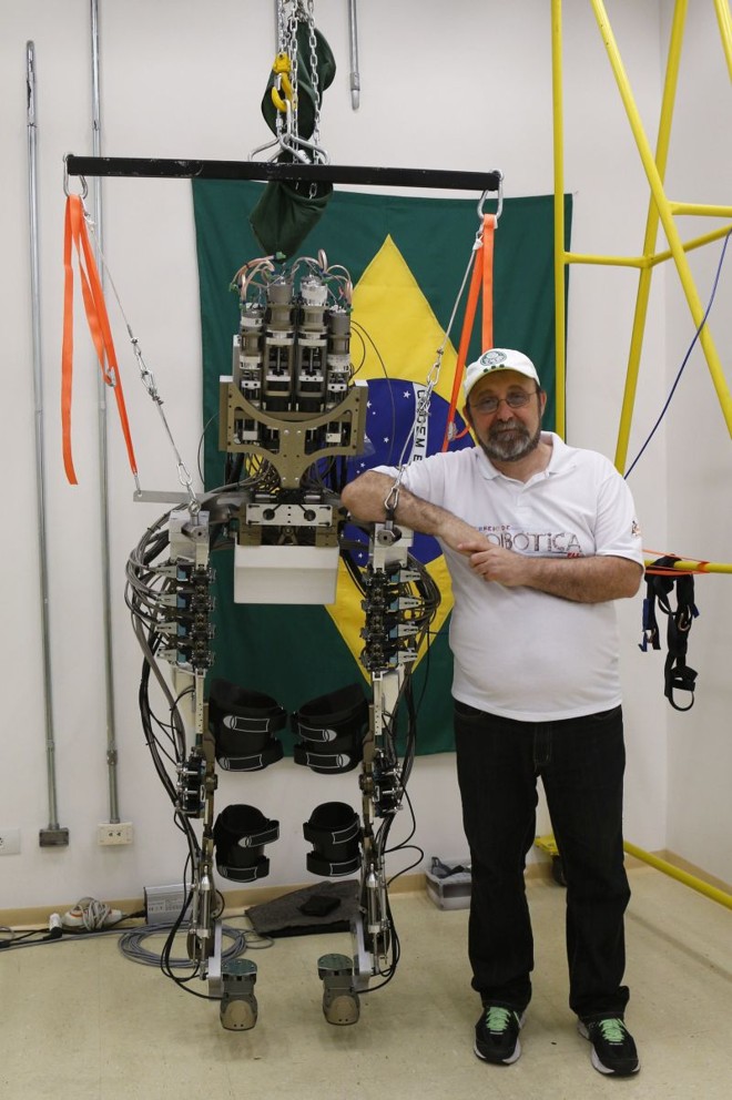 O neurocientista brasileiro Miguel Nicolelis mostra o exoesqueleto desenvolvido para ajudar um paraplégico a andar e dar o pontapé inicial da Copa do Mundo no Brasil |