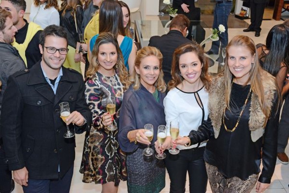 Sonia Elias (ao centro, de roxo) brinda com os arquitetos Filipe Bender, Samara Barbosa (ambos à esq.), Eliza Schuchovski e Caroline Andrusko na abertura da oitava edição da mostra Casa de Ideias, na loja Ton Sur Ton | Gerson Lima