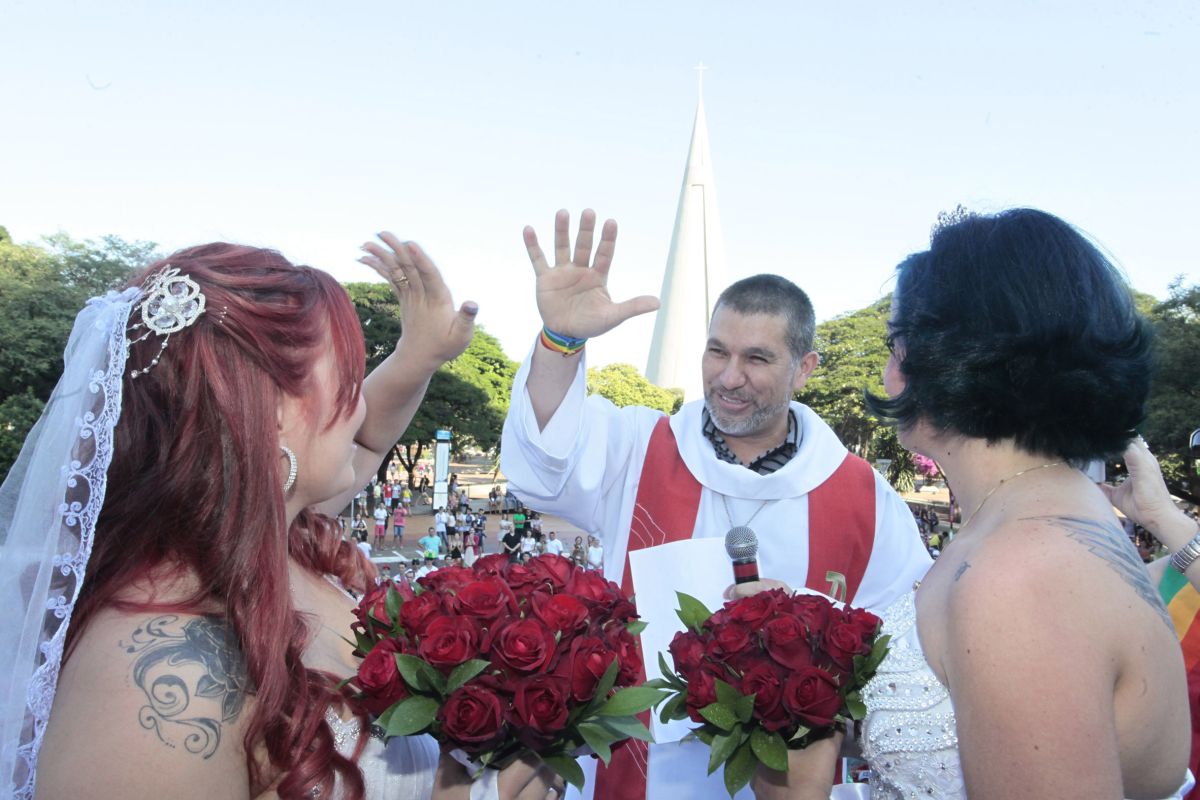 O casal Débora Soares e Alyne Biankha disse sim, ao som do trio elétrico, e da animação de Drag Queens | Walter Fernandes / Agência de Notícias Gazeta do Povo