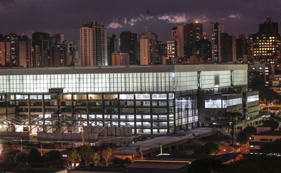 Arena da Baixada iluminada na noite desta segunda-feira | Daniel Castellano / Gazeta do Povo
