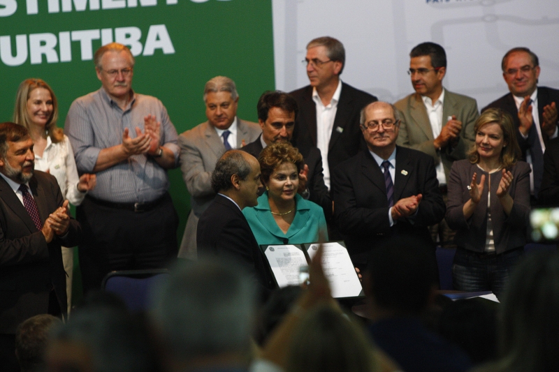 Dilma com Fruet no anúncio de verba para o metrô: dos R$ 300 milhões, só R$ 25 milhões serão gastos em 2014 | Jonathan Campos/ Gazeta do Povo