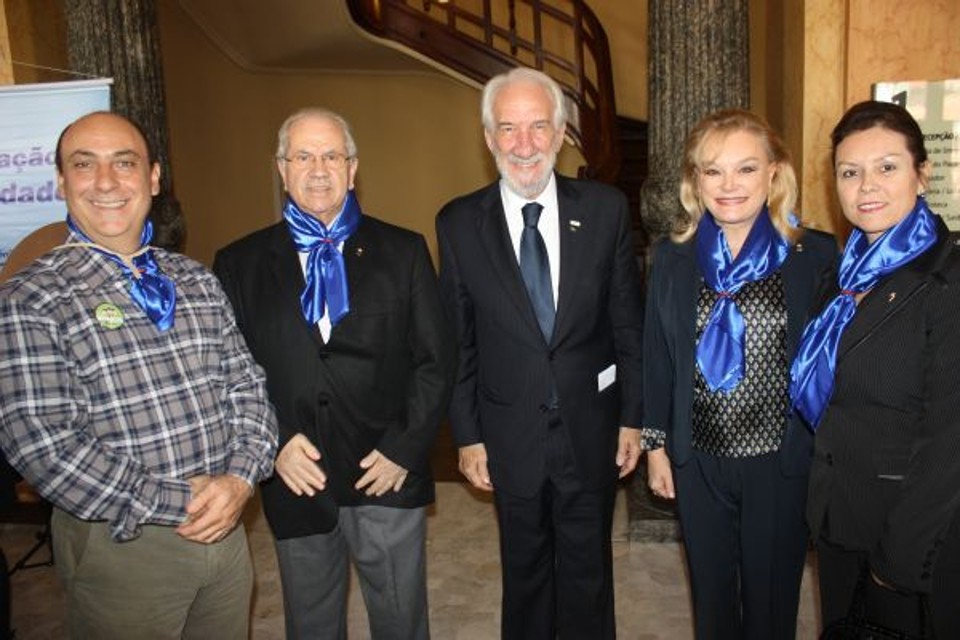 O presidente da Fecomércio, Darci Piana (de gravata), com o tropeirista Marcio Assad, o ex-ministro Luiz Carlos Borges da Silveira (ambos à esq.), Maria Inês e Valéria Borges da Silveira no lançamento do projeto Aprendiz de Tropeiro, no Paço da Liberdade. A iniciativa tem o apoio do Instituto Histórico e Cultural da Lapa, presidido por Valéria | Kristyan Romankiu