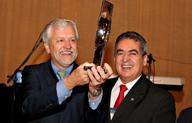 O diretor-geral brasileiro da Itaipu Binacional, Jorge Samek (à esq.), recebeu em nome da empresa o prêmio Belmiro Siqueira das mãos do presidente do Conselho Federal de Administração, Sebastião Luiz de Mello. O órgão elegeu a Itaipu como Empresa Cidadã de 2013 entre mais de 400 candidatas de todo o país |