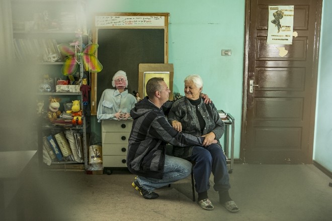 Fábio Aurélio e a mãe, Nadzieja, na sala onde ela cria histórias e seus personagens |