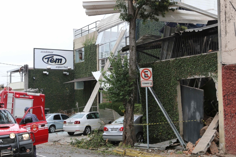 Equipes de socorro tiveram dificuldade para localizar feridos nos escombros | Rocha Lobo/Futura Press Folhapress