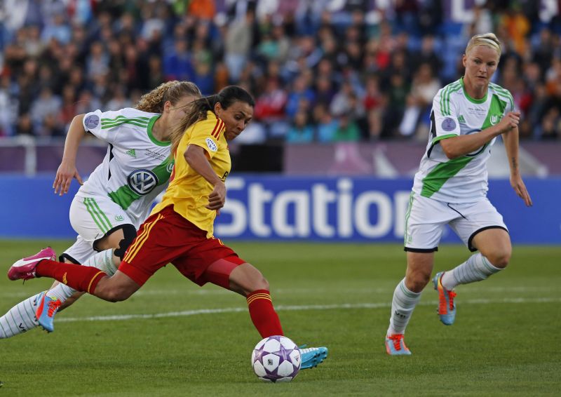 Marta chuta para marcar na decisão da Liga dos Campeões da Europa. Ela, porém, não evitou derrota do seu time | Hugo Correia / Reuters