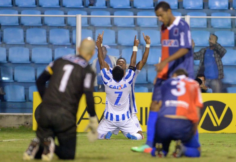 Jogadores do Avaí comemoram gol diante do Paraná | Petra Mafalda / Mafalda Press / Folhapress