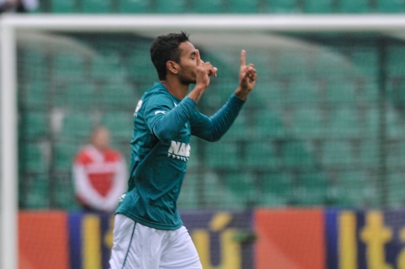 Jackson garante a vitória do Goiás contra o Figueirense | Eduardo Valente / Folhapress