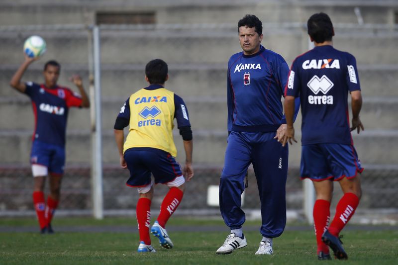 O técnico Claudinei Oliveira espera apoio da torcida neste sábado: "Se não formos bem, tem o direito de cobrar depois" | Felipe Rosa / Tribuna do Paraná