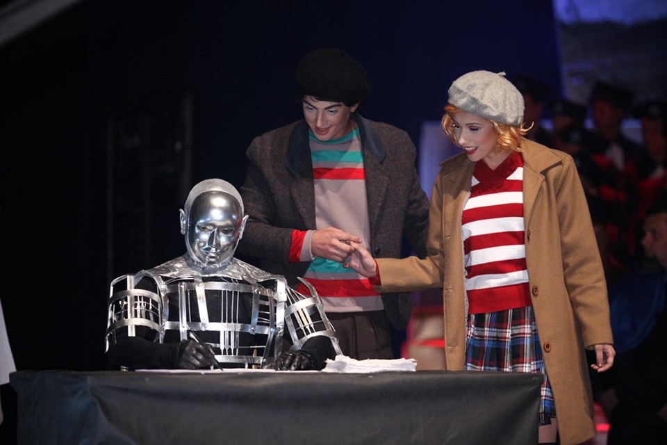 Na formatura das turmas de Engenharia Mecânica da Universidade Positivo (UP), atores encarnaram os personagens do filmeA invenção de Hugo Cabret. | Divulgação / MultiEventos