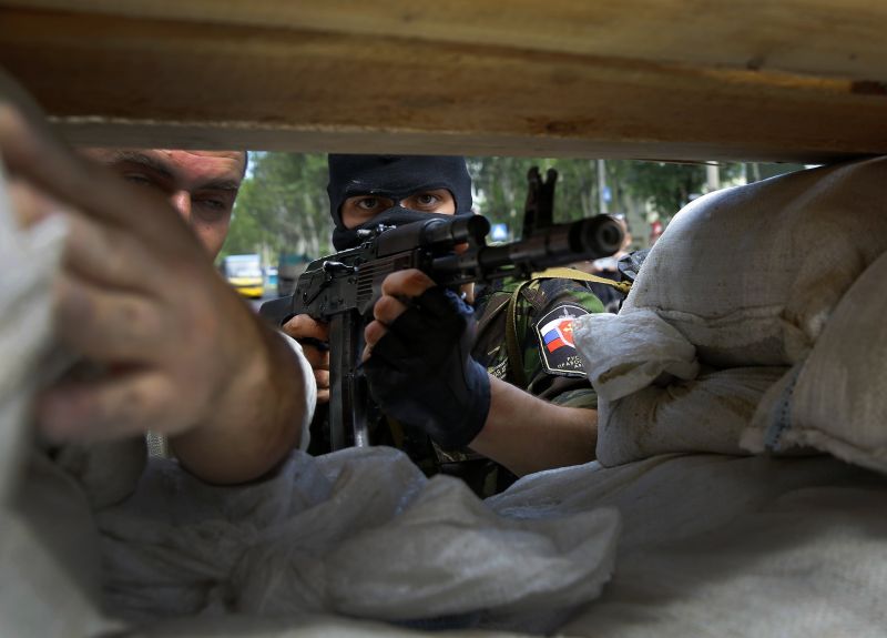 Barricada na cidade de Donetsk, na Ucrânia, que virou palco de combates entre ucranianos nacionalistas e pró-russos | REUTERS/Yannis Behrakis