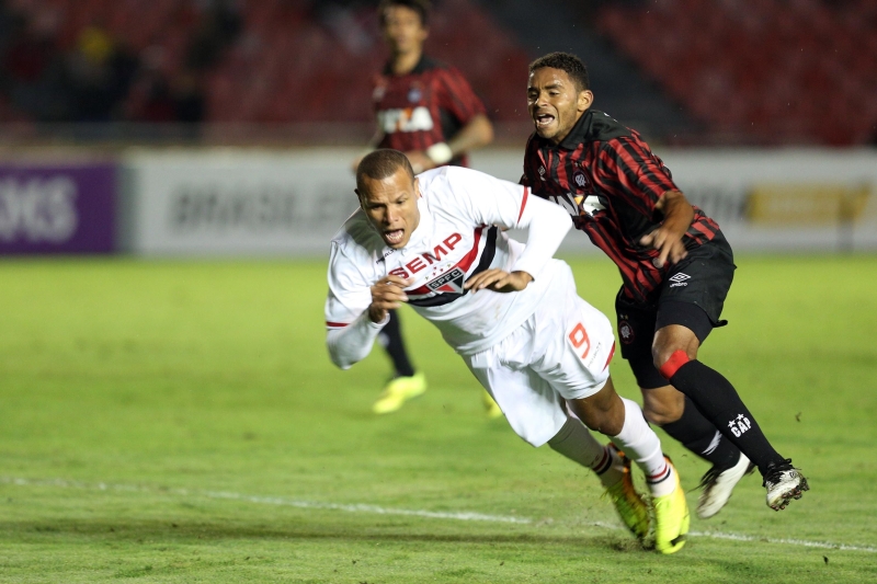 Deivid derruba Luís Fabiano: pisão no tornozelo decretou o primeiro gol do São Paulo no empate por 2 a 2 | Cristiane Mattos/ Futura Press/ Folhapress