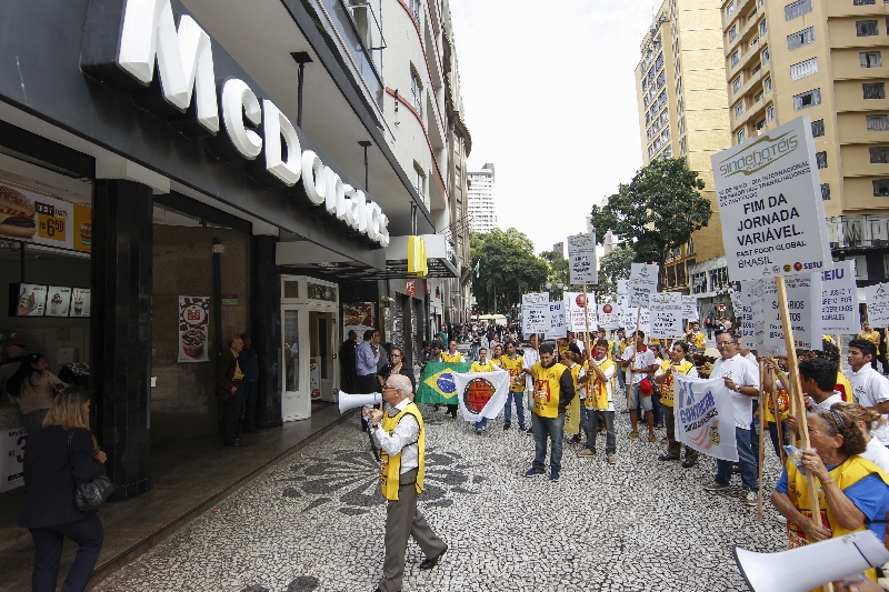 Em Curitiba, protesto ocorreu em frente ao McDonalds da Rua XV de Novembro | Daniel Castellano/ Gazeta do Povo